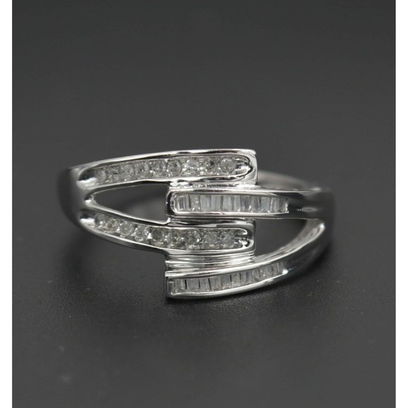 Real 10K Womens White Gold 7.86mm Diamond Accents Size 7.25 - Picture 1 of 4
